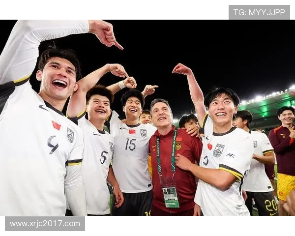 足球明星精彩进球引爆全场，球迷纷纷为其表现喝彩